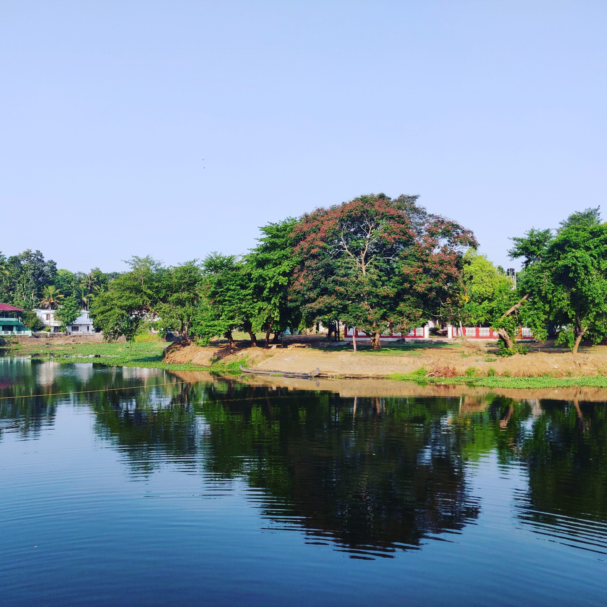 Surrounded by the Meenachil River on three sides, breathe in the crisp countryside air.